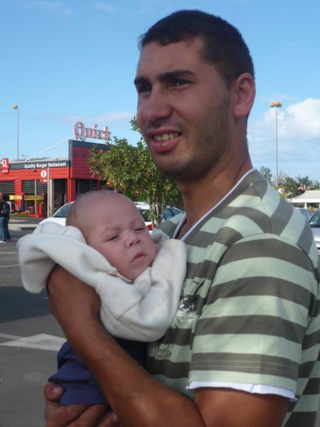 mon yab que j'aime avec notre b�b� quand on a fait le tour de l'ile en bus